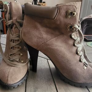 Size 11 women's heeled ankle boot